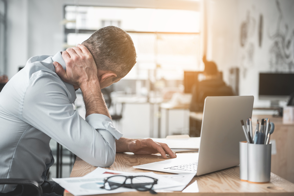 Smerter ryg nakke siddeposition holdning god dårlig motion søvn søvnmangel afslapning gå sidde arbejdsstilling funktionsnedsættelse symptomer stress stol bord ergonomisk invention