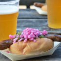 En hotdog og en øl på et bord