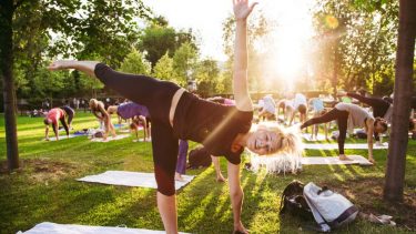 Yoga lykkelig lykke lindrer smerte mentale lidelser