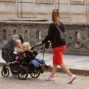 En kvinde går tur med en barnevogn i København