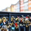 en række låse på en bro i Nyhavn København