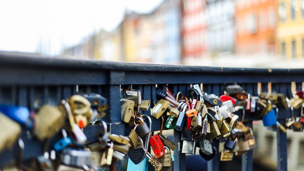 en række låse på en bro i Nyhavn København