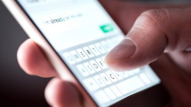 lange tommelfingre sms tastefejl