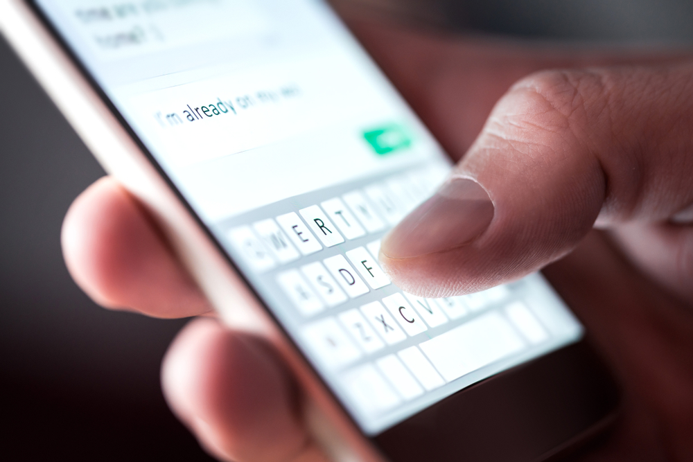 lange tommelfingre sms tastefejl