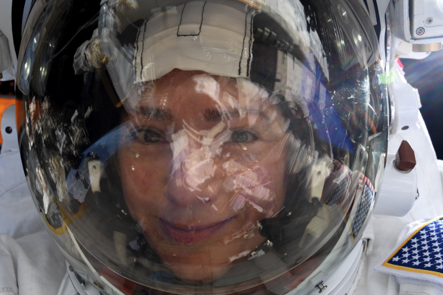 nasa astronaut jessica meir selfie rumselfie