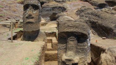 Rapa-Nui Påskeøen frugtbarhed træer sten vulkankrater mineraler ceremonielle pladser forfædre frodig klippearter bjergarter statuer jordkvalitet jordbrug Moai-skulpturer tuf Rano Raraku