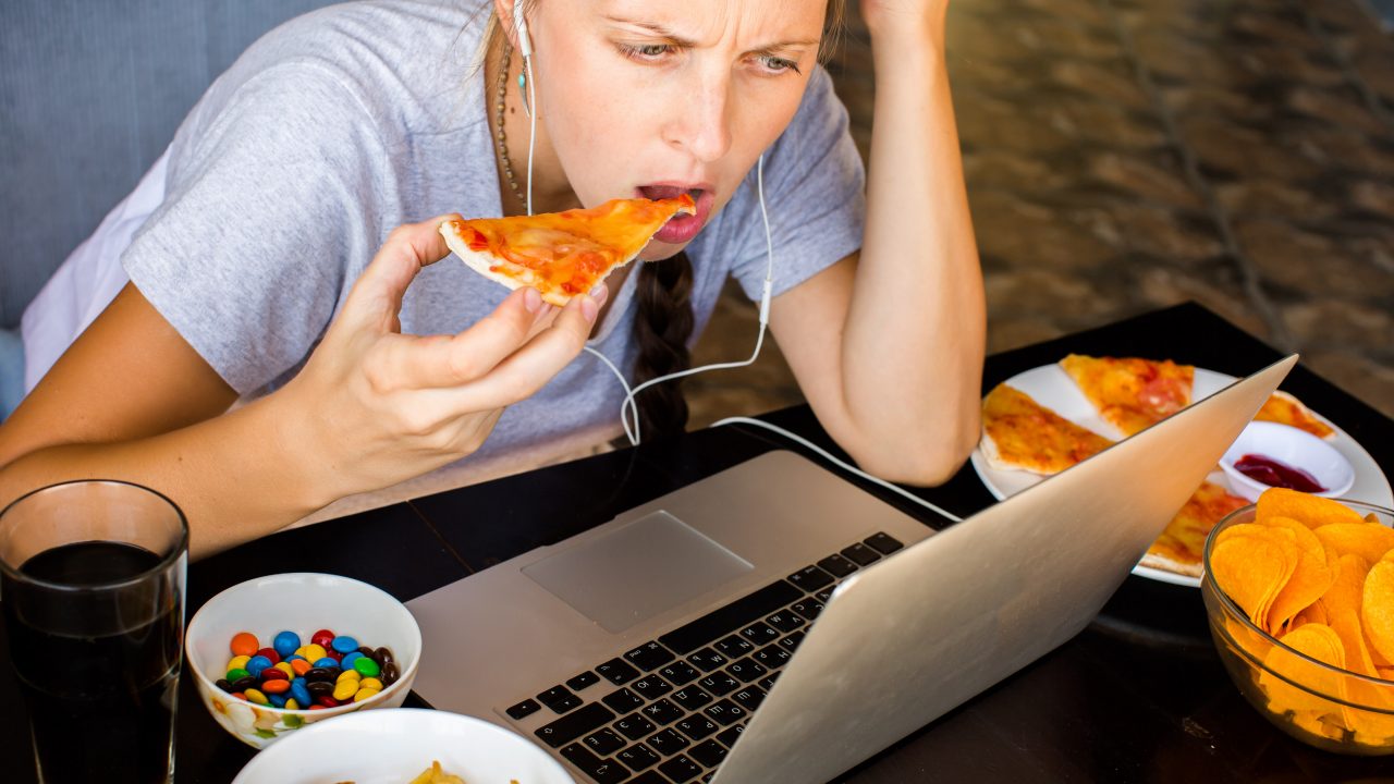 Kvinde spiser usundt hjernen funktion fastfood