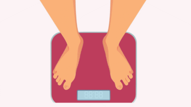 Illustration af bare fødder, der står på en rød digital badevægt, set ovenfra. Vægtens display viser ulæselige tal.