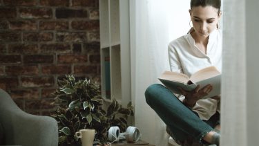 COVID-19 personlighed ensomhed alenehed psykologi femfaktormodellen egenskaber ensom psykologi corona sygdom smitte epidemi pandemi udbredelse udbrud global spredning Verdenssundhedsorganisationen risiko epidemiolog Kina Wuhan vaccine behandling