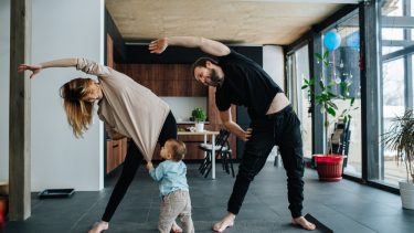 COVID-19 corona sygdom smitte bakterier motion træning derhjemme immunrespons immuntet virale protein genetisk kode antistoffer epidemi pandemi udbredelse udbrud global spredning vaccine behandling