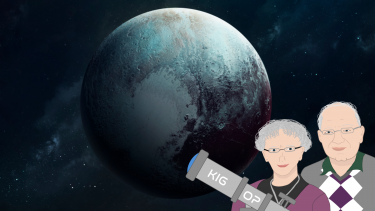 Kig op juni Stubberne Pluto blå himmel