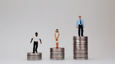 Racisme sexisme trives under økonomisk ulighed