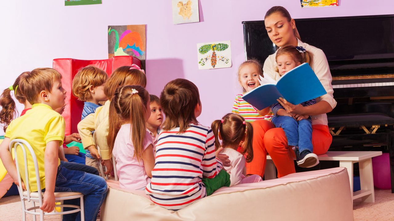 Minimumsnormeringer betyder i praksis, at man sætter en øvre eller nedre grænse for, hvor mange voksne der skal til for at varetage pasningen og udviklingen af en gruppe børn på forsvarlig vis. (Foto: Shutterstock)