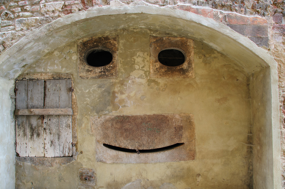 Pareidolia ansigt væg glad