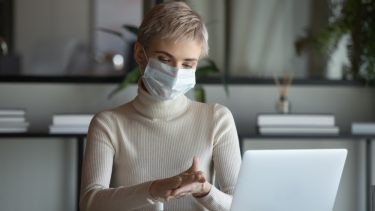Corona mundbind på arbejdet håndsprit social afstand