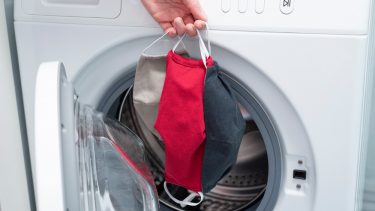 Put stofmundbind i vaskemaskinen på 60 grader, og så skulle du være på den sikre side. Men der er også andre (lidt hurtigere) muligheder til dem, der ikke har mulighed for at vaske jævnligt. (Foto: Shutterstock)