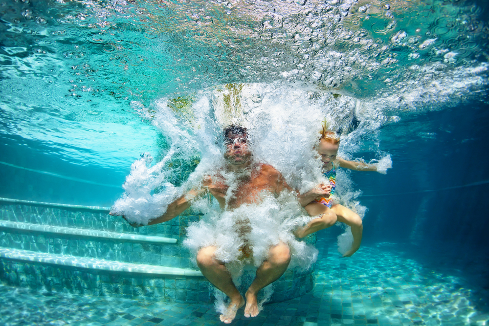swimmingpool_svømmeøl_svømmehal_lugt_af_klor_tis_i_vandet_bakterier trikloramin