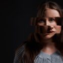 Portrætfoto af ung kvinde med flere lag af personligheder