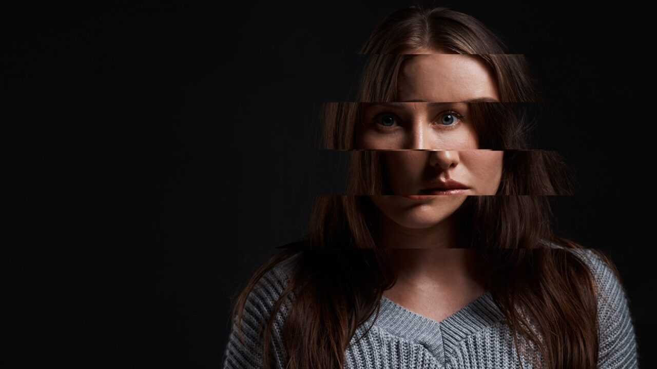 Portrætfoto af ung kvinde med flere lag af personligheder