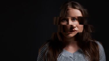 Portrætfoto af ung kvinde med flere lag af personligheder