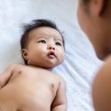 baby kommunikation imitation efterligning leg social kognition fokus opmærksomhed forældre eksperimenter observation social sproglige udvikling