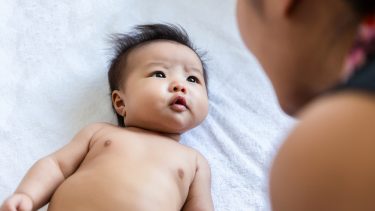 baby kommunikation imitation efterligning leg social kognition fokus opmærksomhed forældre eksperimenter observation social sproglige udvikling