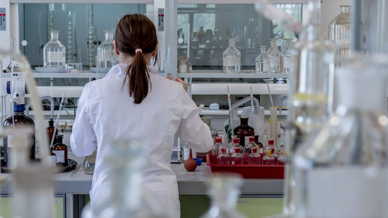 forsker laboratorium reagensglas eksperiment kolber