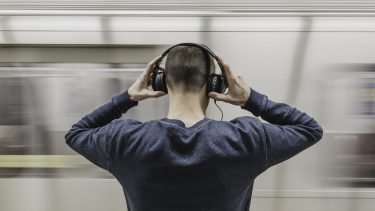 tinnitus behandling tunge stød hoved telefoner headphones tog støj larm