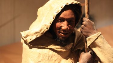neandertal hulemand urtid smil kappe hætte spyd