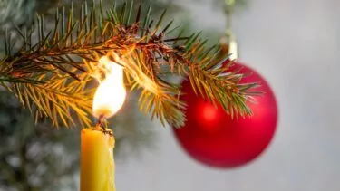 Der går ild i gran på juletræet