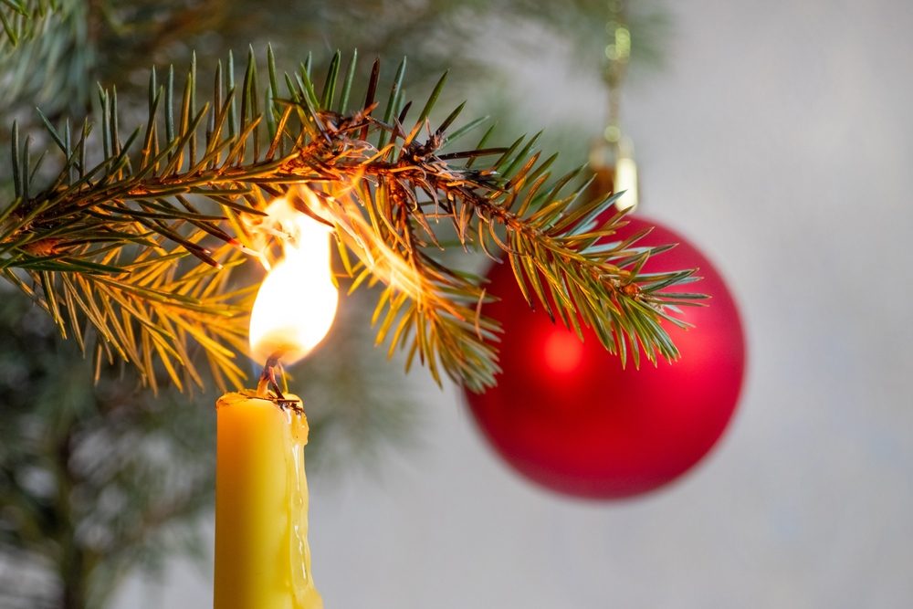 Der går ild i gran på juletræet