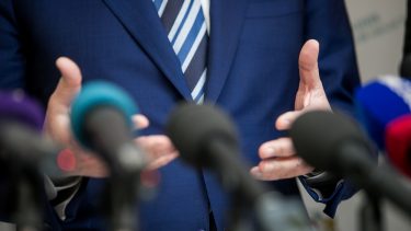 politiker gestik høre