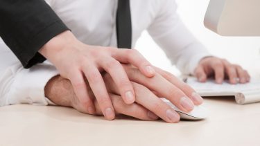 kvinde krænkelser arbejdsplads mand offer