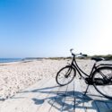 En cykel på en dansk strand på en solrig sommerdag.