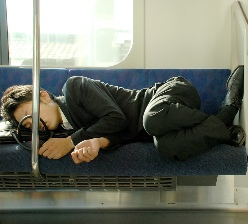 Japansk forretningsmand sover i toget