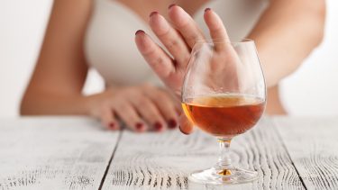 Kvinde siger nej til alkohol