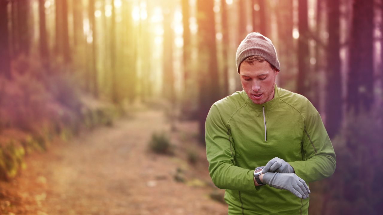 Mand løbe ur skov jogging