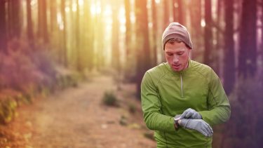 Mand løbe ur skov jogging