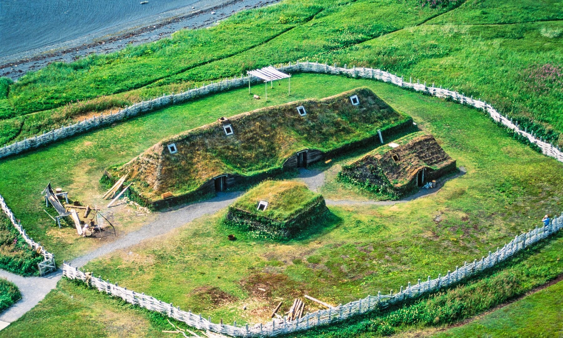 En rekonstruktion af vikingebopladsen L’Anse aux Meadows set ovenfra