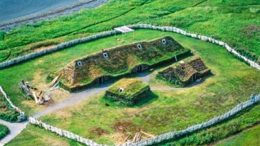 En rekonstruktion af vikingebopladsen L’Anse aux Meadows set ovenfra