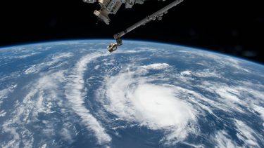 Orkan storm orkanøje orkanvæg atombombe nedfald NOAA STORMFURY Hurricane Research Division underafkøling superkøling energi vejrsystem tordenstorm sølviodid (AgI)