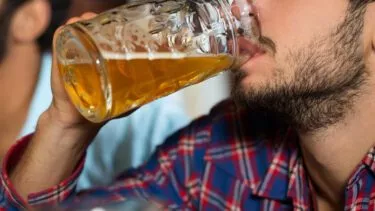 Ung mand bæller et krus øl