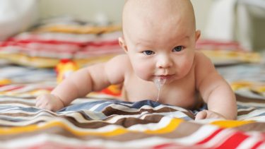 barn tumling baby savl genkendelse udvikling kognition relationer børnepsykologi udviklingspsykologi