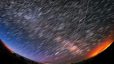 satellitter i rummet protest
