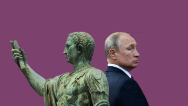 En bronzestatue af en romersk kejser står ryg mod ryg med en mand i jakkesæt på en ensfarvet lilla baggrund. Begge figurer vender i hver sin retning og skaber en kontrast mellem det antikke og det moderne billedsprog.