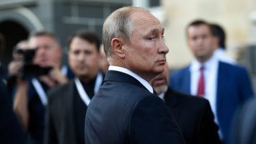 putin diktatorens dilemma alene ingen tør modsige ham
