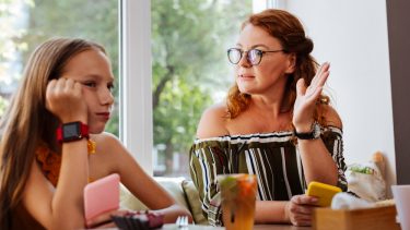 teenager_mor_lydhør_uafhængighed_oprør_biologi_teenagehjerne_hørerikkeefter_døv_lytter_ikke