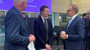 Forskningsminister Jesper Petersen inviterer forskere bag frihedsbrev til møde