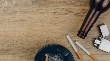 alkohol cigaretter børn unge nysgerrighed rusmidler debut forældre ansvar samtale