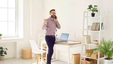 Hvorfor går jeg rundt, når jeg taler i mobiltelefon smartphone rastløs